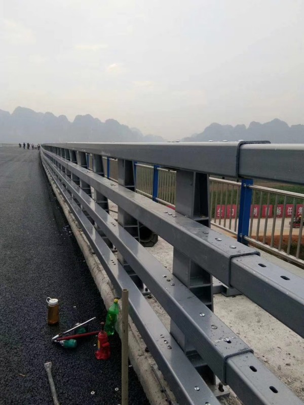 防撞護(hù)欄